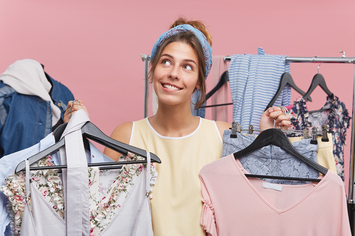 mujer llevando ropa al closet con olor que perdura por productos kipclin