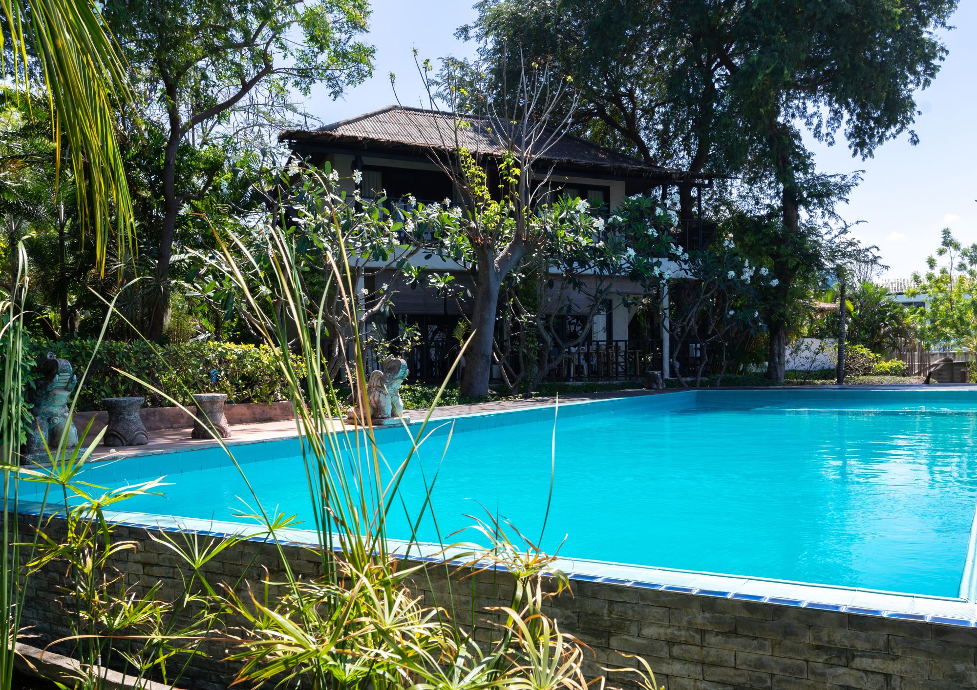 PISCINA DE UNA CASA QUE USA PRODUCTOS DE KIPCLIN