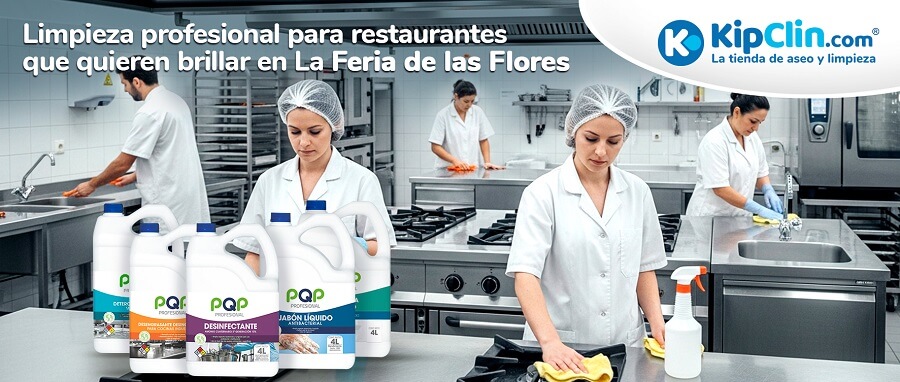 Equipo de limpieza profesional desinfectando cocina industrial de restaurante con productos PQP Profesional durante la Feria de las Flores. Uso de desengrasante, detergente, desinfectante y jabón líquido antibacterial de KipClin para garantizar higiene, desinfección efectiva y cumplimiento de protocolos sanitarios en restaurantes.
