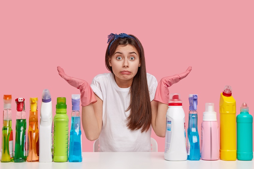 chica no sabe qué productos usar en casa y cuales en su negocio