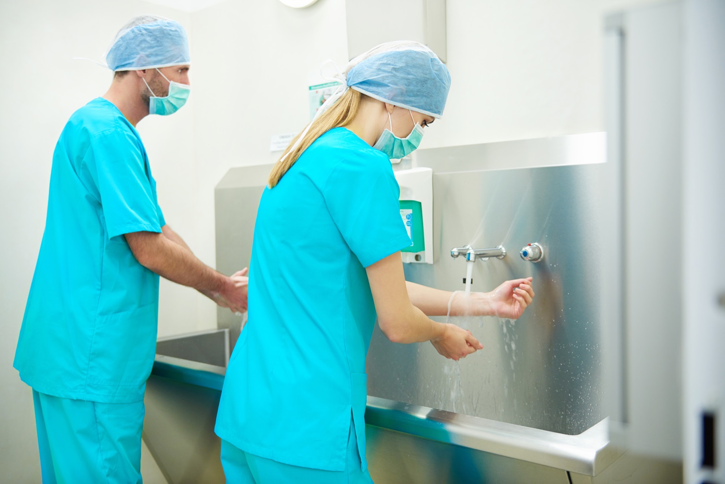dos médicos se lavan las manos