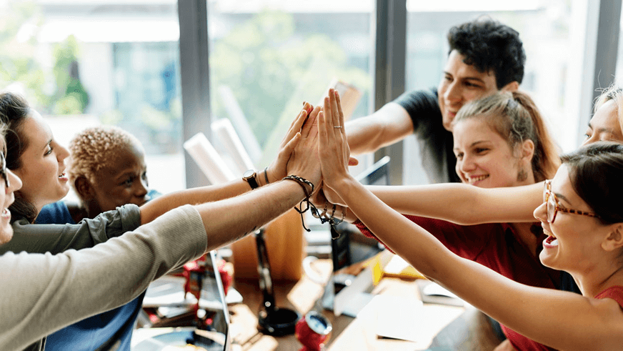 Equipo de trabajo numeroso colaborando en la oficina