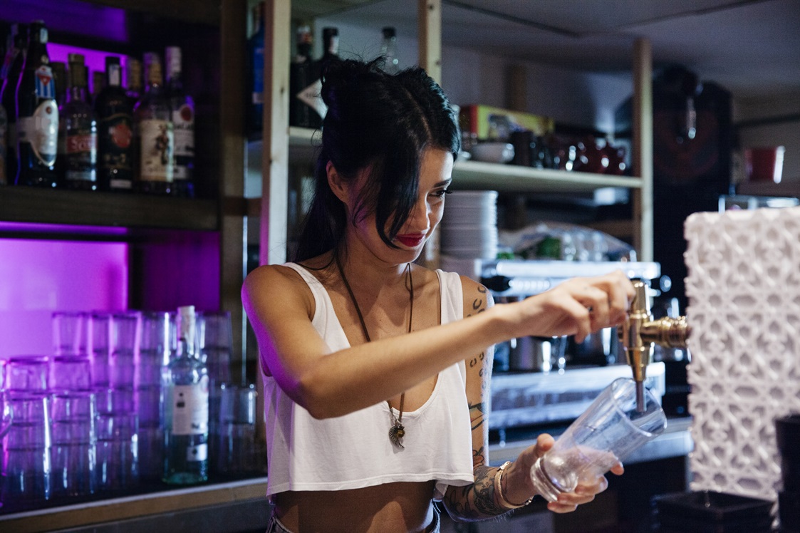 incluso sirviendo una cerveza mujer sigue un protocolo de bioseguirdad gracias a Kipclin