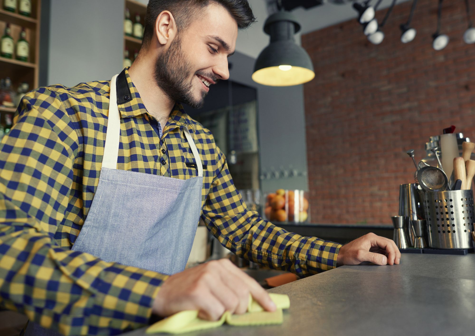 hombre trabaja restaurante con productos kipclin
