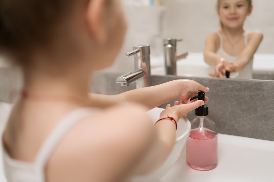 niña lavandose las manos con jabon que cuida su piel delicada