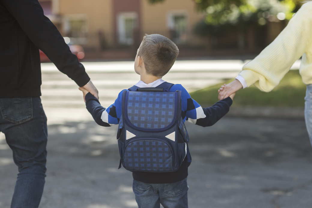 niño regresa al colegio sano y seguro con productos kipclin