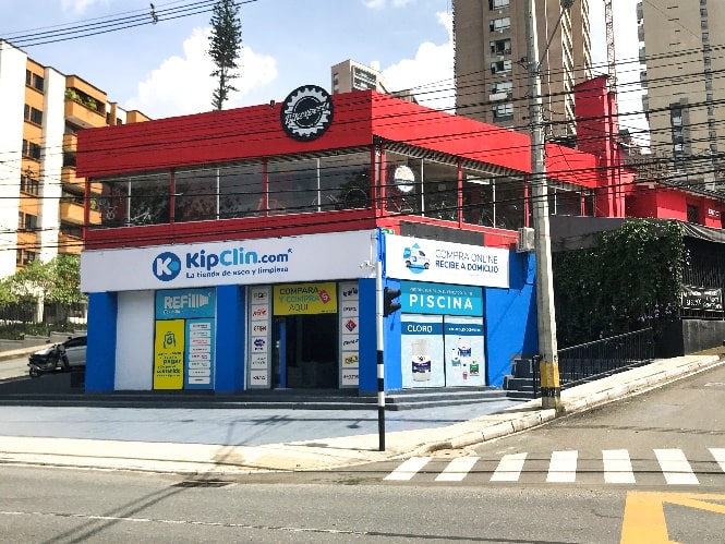 Exterior de la tienda Kipclin Avenida del Poblado en Medellín, Colombia