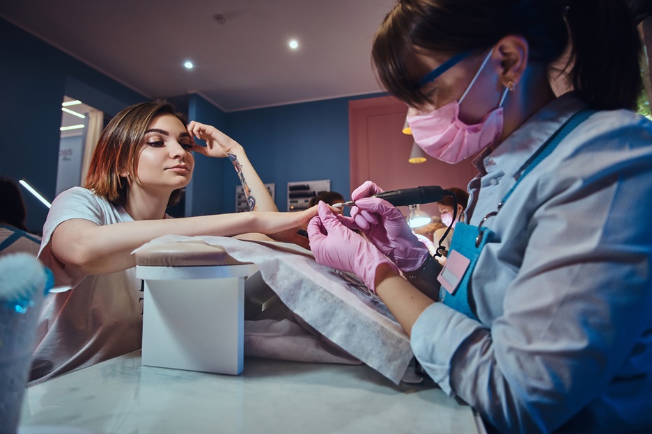 sitios de arreglo de uñas deben seguir estrictas normas de higiene con Kipclin