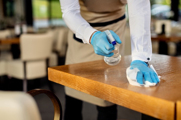 utiliza kipclin limpia desinfecta area de trabajo mesas cocina restaurantes