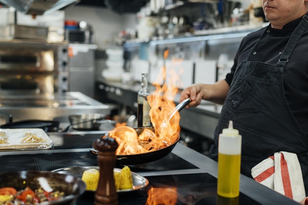 utiliza kipclin para limpiar la cocina del restaurante