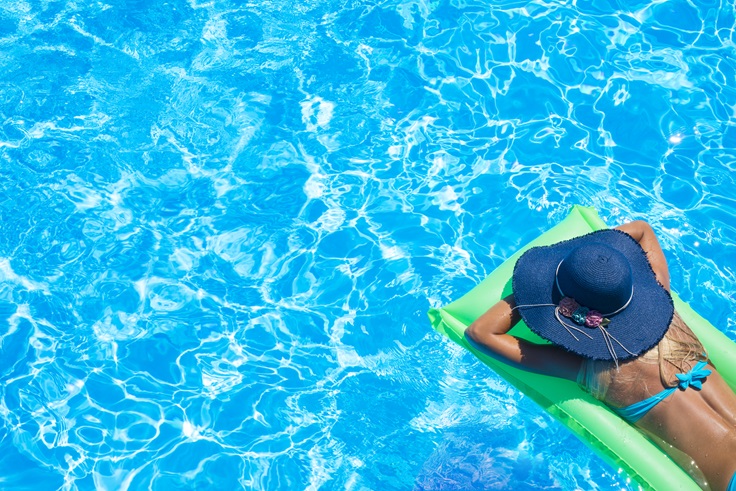 vista de piscina impecable desde arriba con mujer